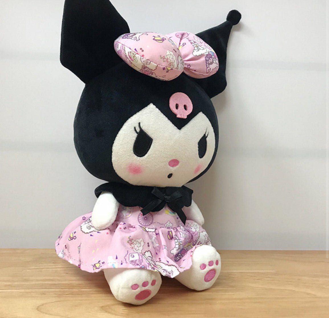 Peluche kuromi con vestido rosa :P